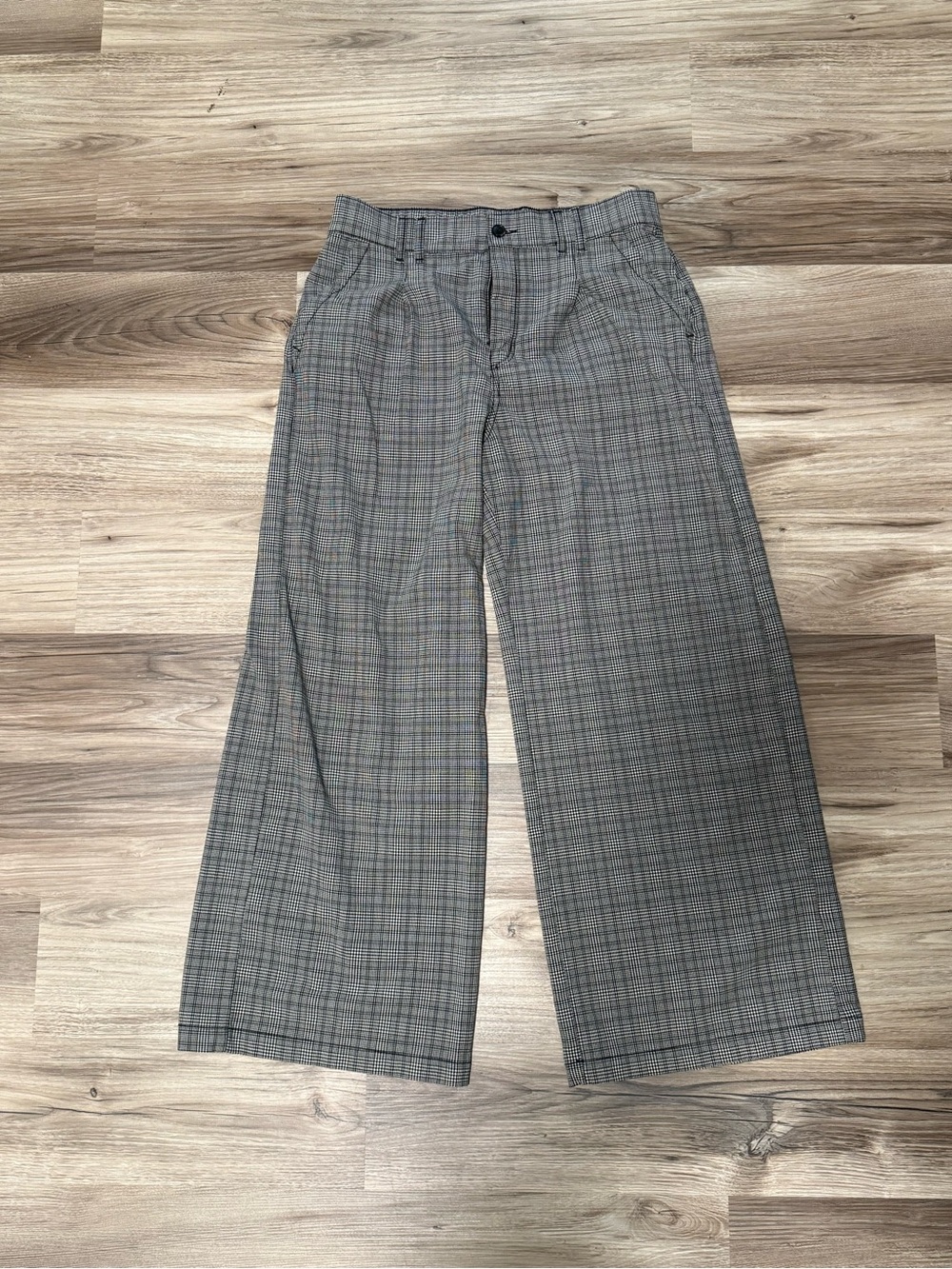 AE Super High-Waisted Wide-
Leg Trouser